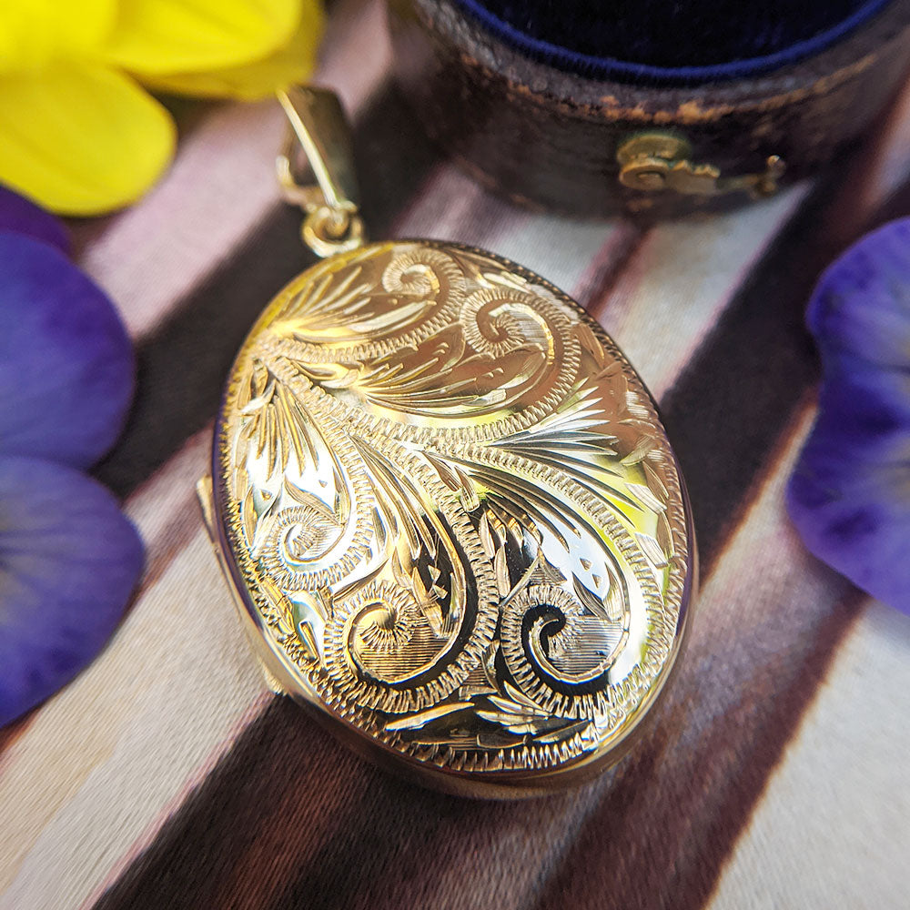 solid 9ct yellow gold locket with engraved design