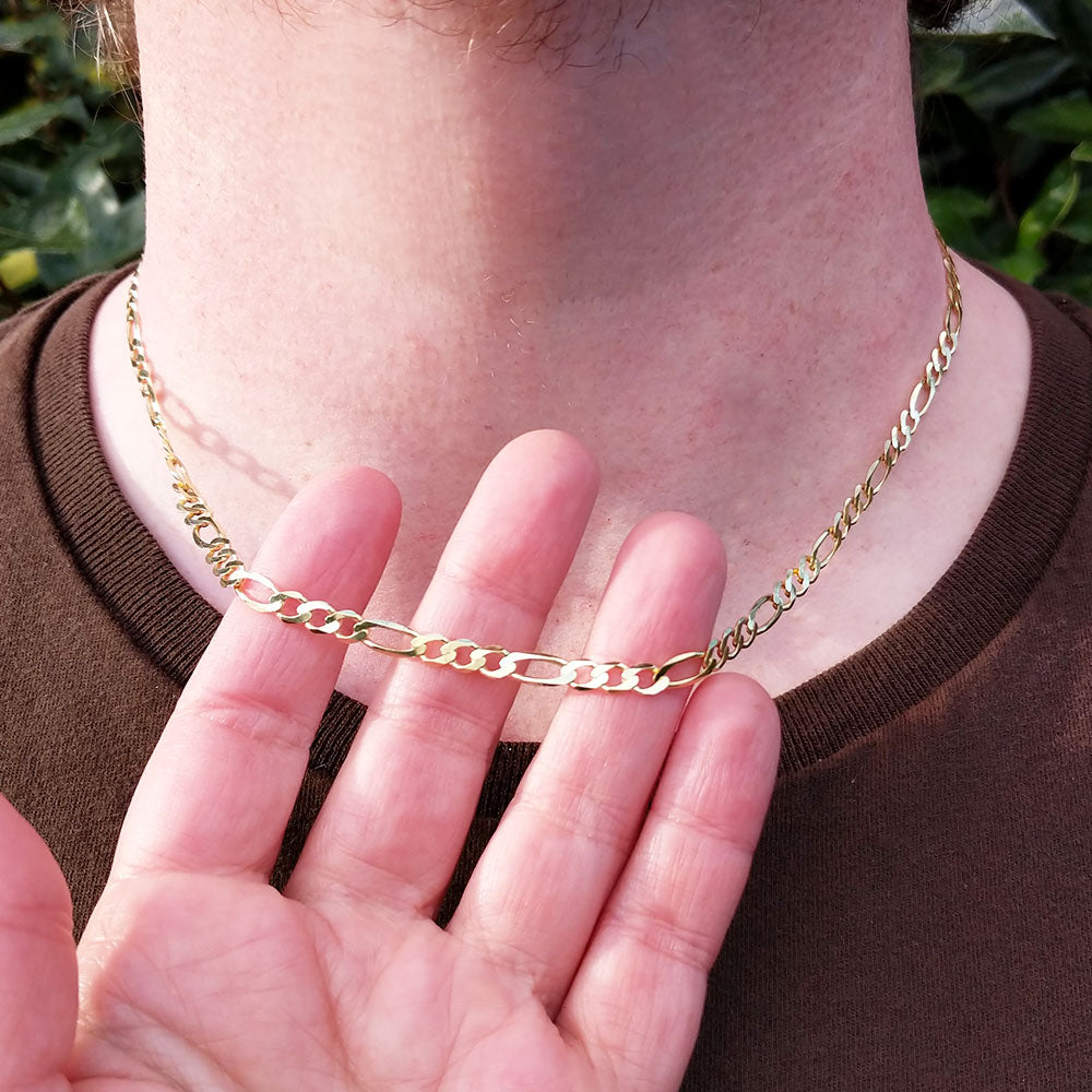 close up of 4.5mm wide heavy men's gold figaro chain