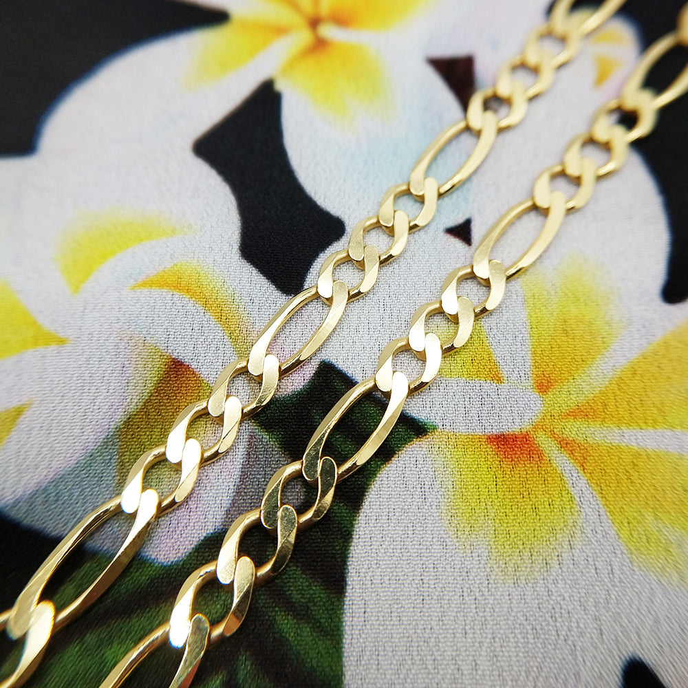 close up of 4.5mm wide heavy men&#39;s gold figaro chain