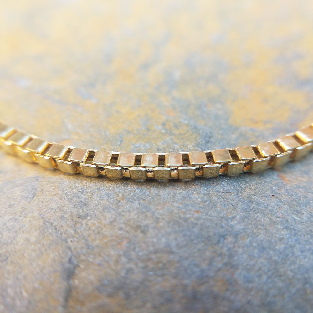close up of box chain links on ladies bracelet