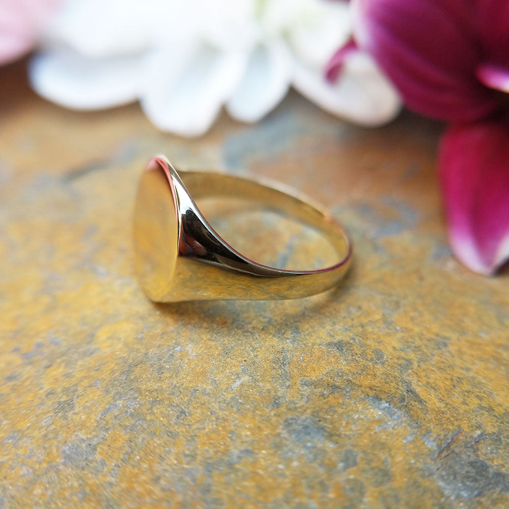 ladies oval signet ring in gold