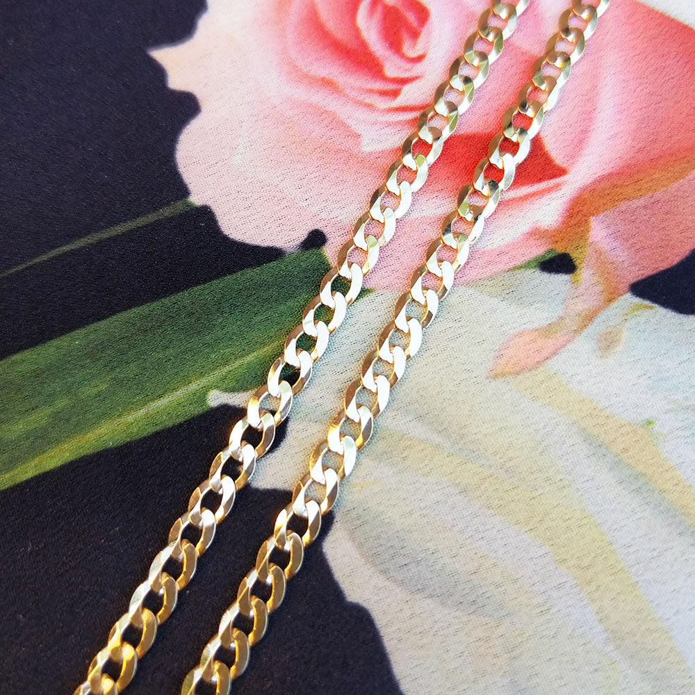 close of up yellow gold curb chain