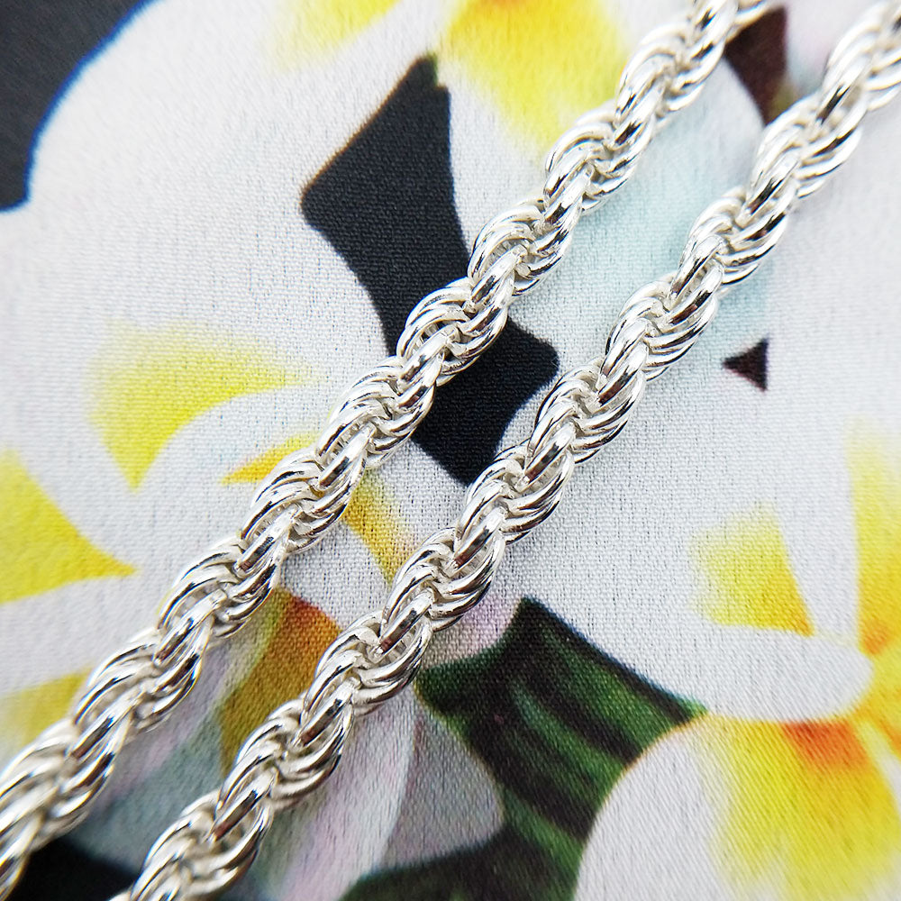 close up of 4mm silver rope chain necklace