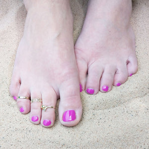 toe rings on lady's foot