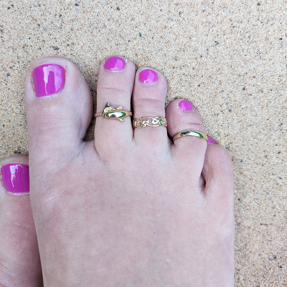 another view of gold toe ring on woman's foot