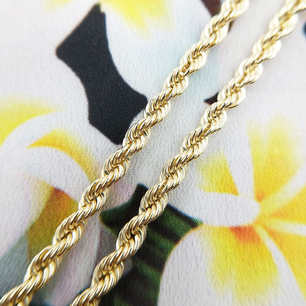 close up of 3mm wide 9ct gold rope chain