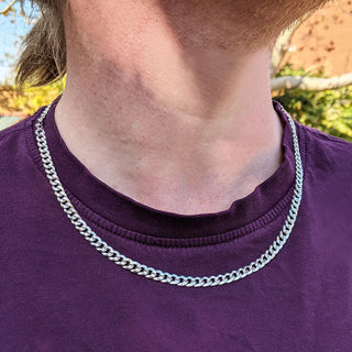 silver 4.5mm curb chain on man's neck