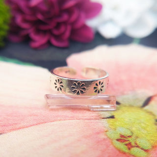 flower design on women's silver toe ring