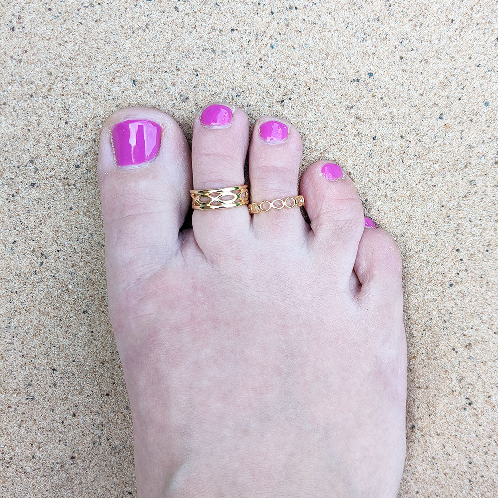 yellow gold toe ring on foot