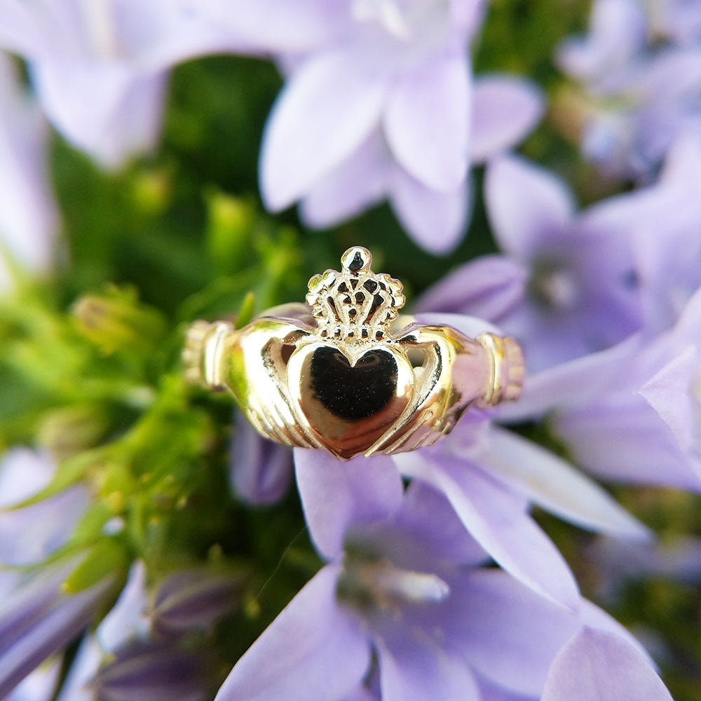 women&#39;s gold claddagh ring