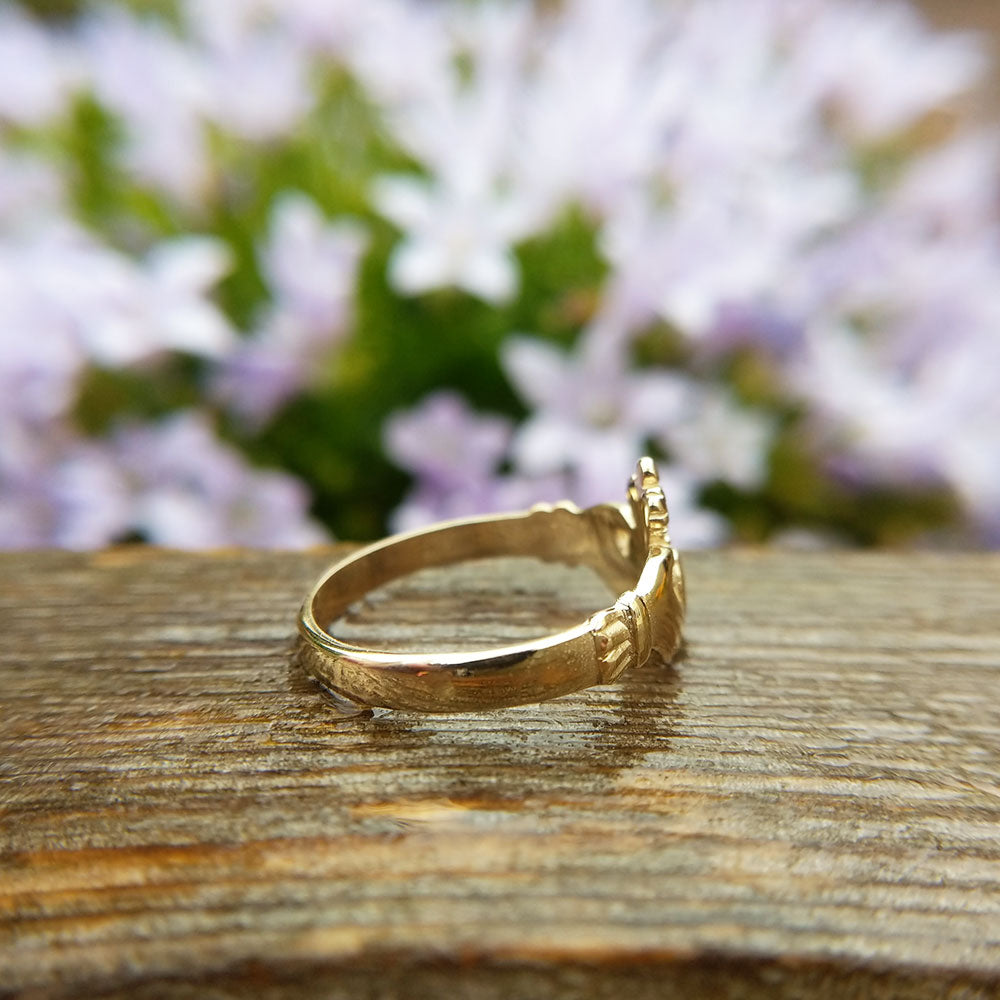 side profile of gold claddagh ring
