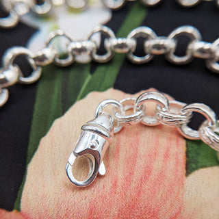 close up of belcher toggle clasp