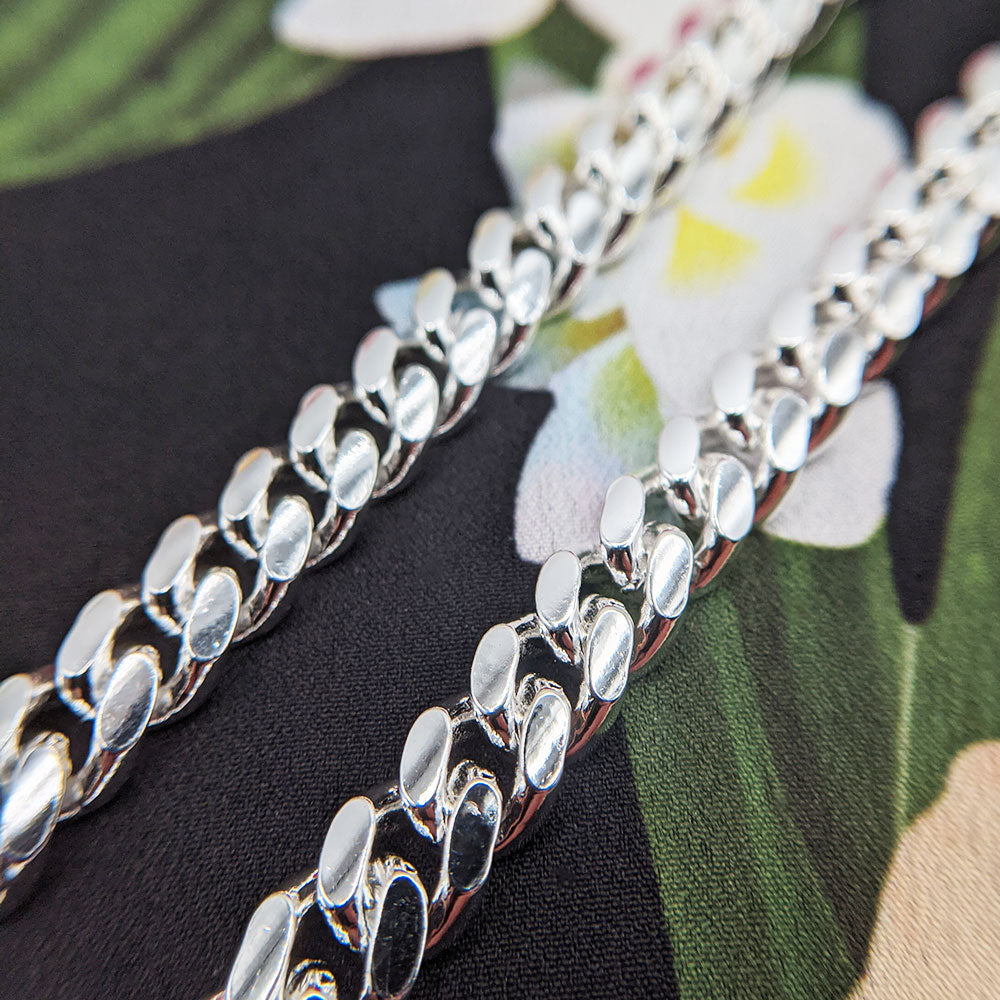 close up of heavy cuban curb links