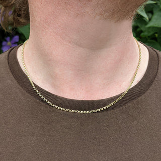 heavier gold belcher chain on man's neck