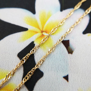 close up of Singapore links on gold chain
