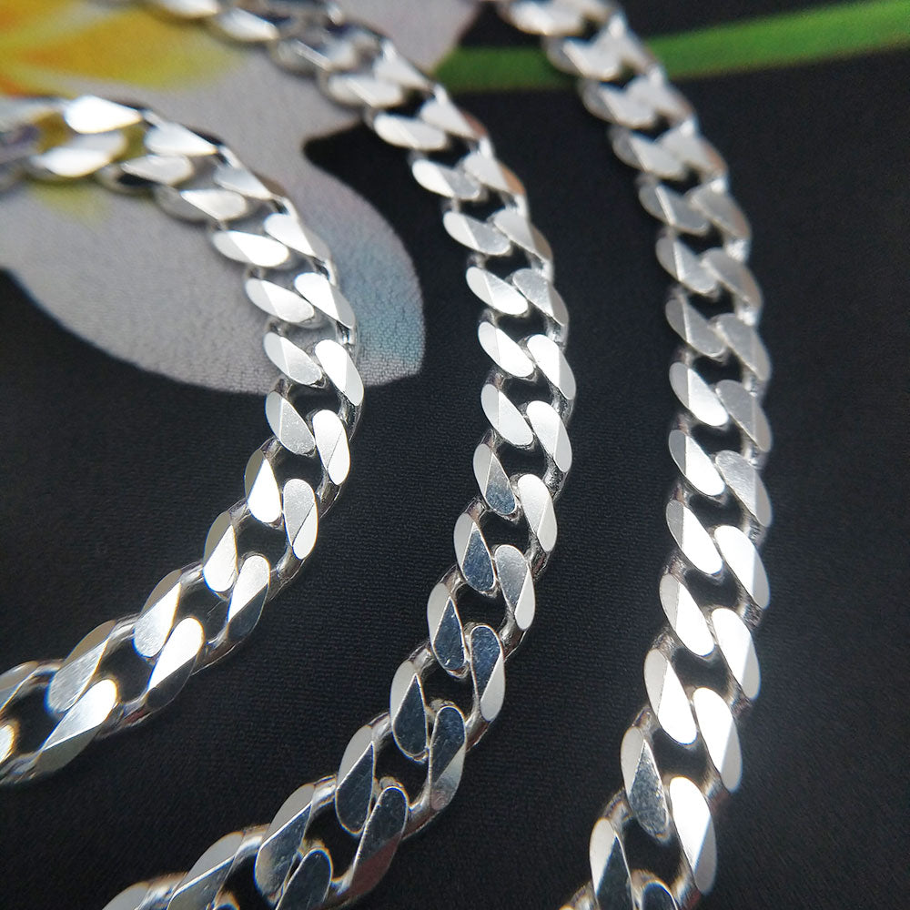 close up of bevelled curb links on 26 inch curb chain