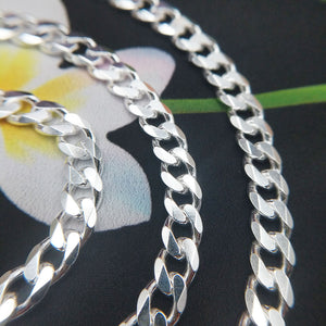 close up of 6.5mm wide bevelled curb chain links