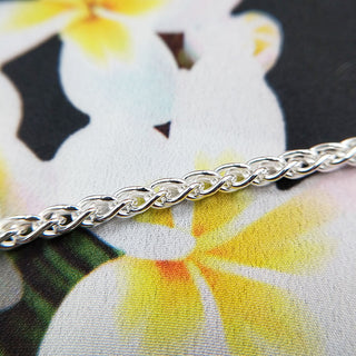 close up of spiga chain bracelet