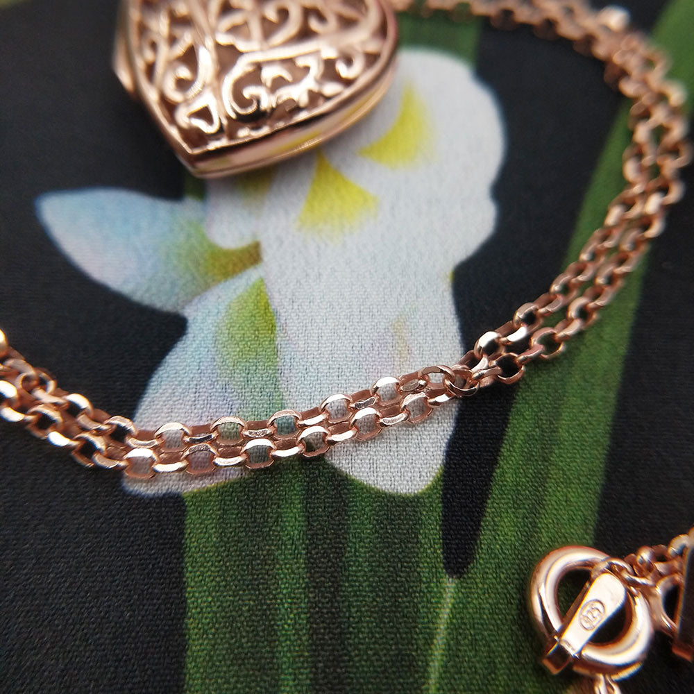 close up of belcher chain with locket pendant