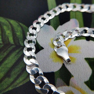 close up of curb links on women's silver bracelet