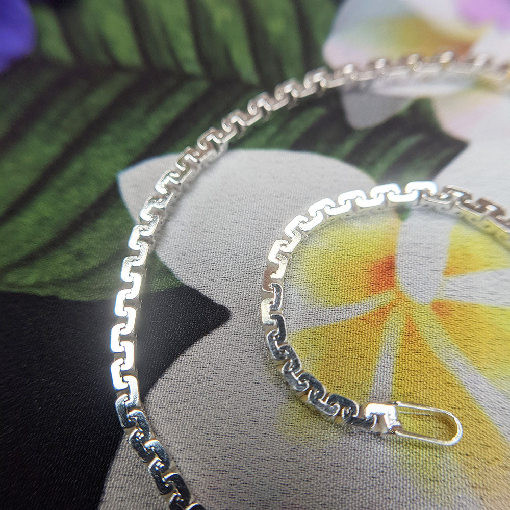 close up of cobra chain links in anklet
