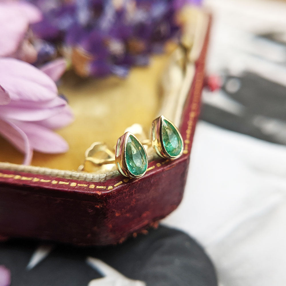 emerald gold stud earrings