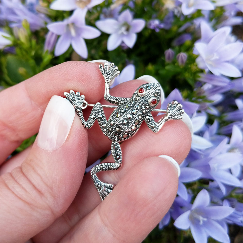 frog brooch in sterling silver with marcasite
